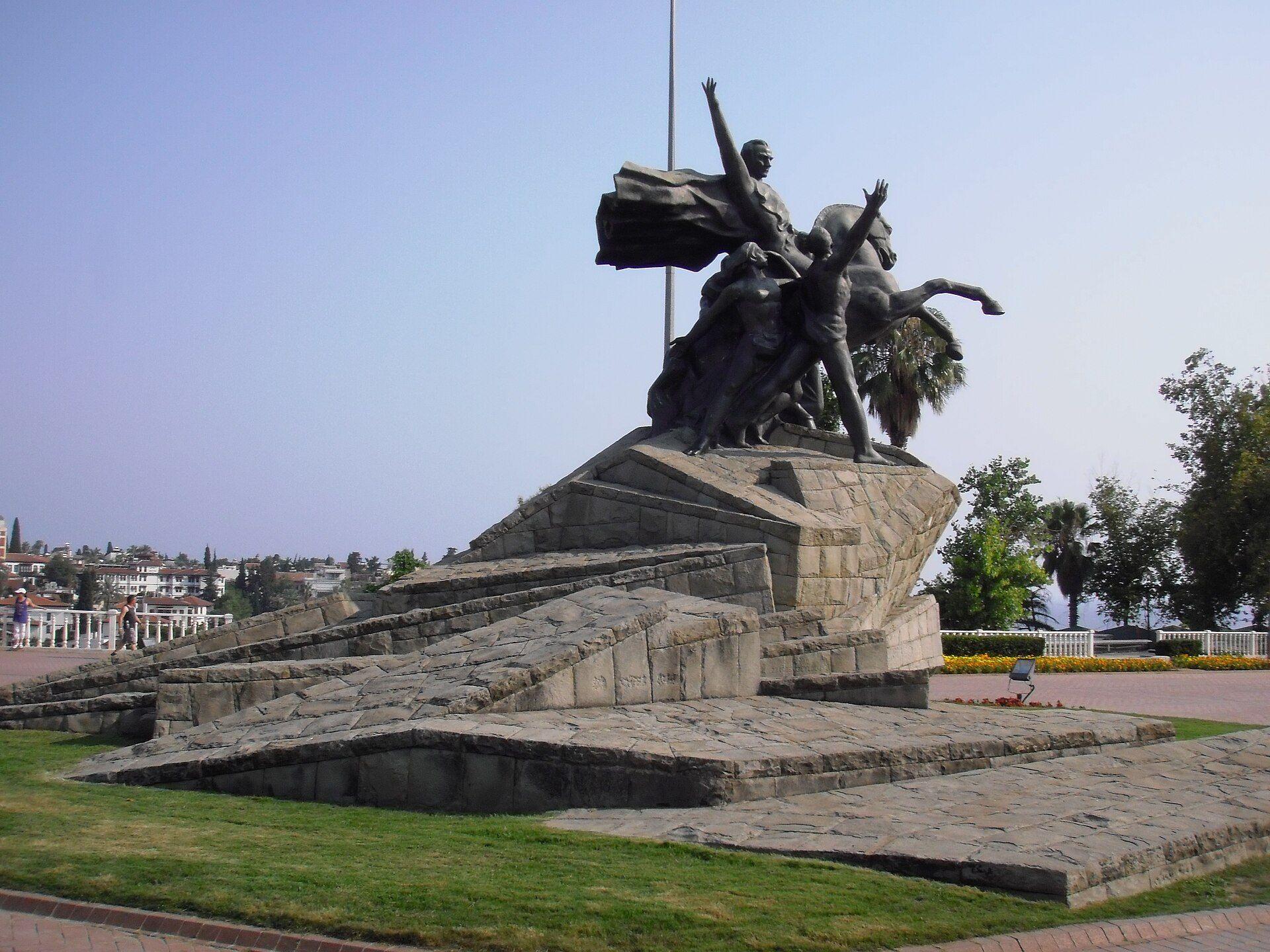 Atatürk Heykeli