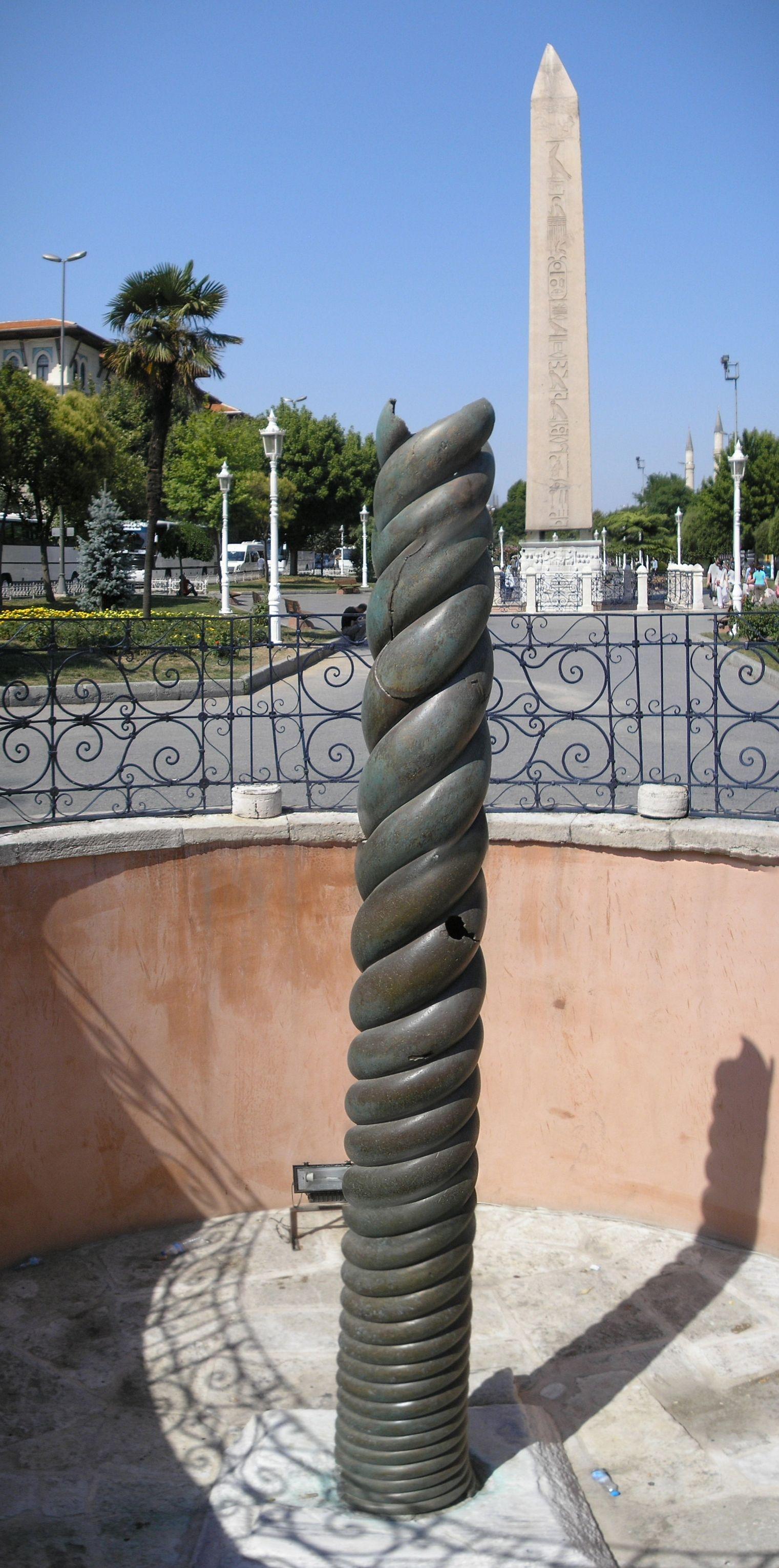Yılanlı Sütun